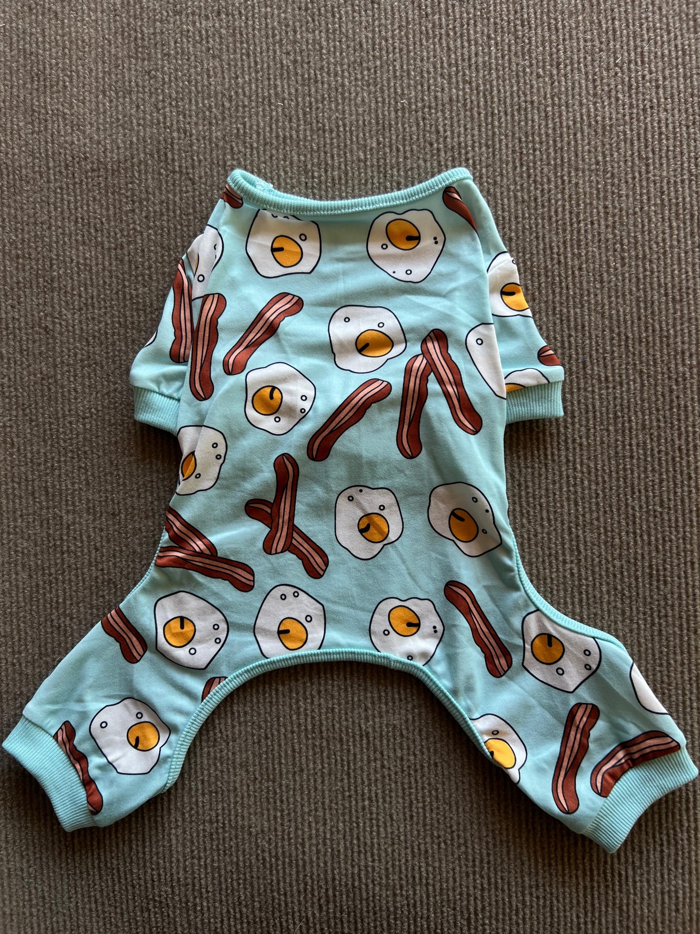 PIJAMA HUEVO Y TOCINO