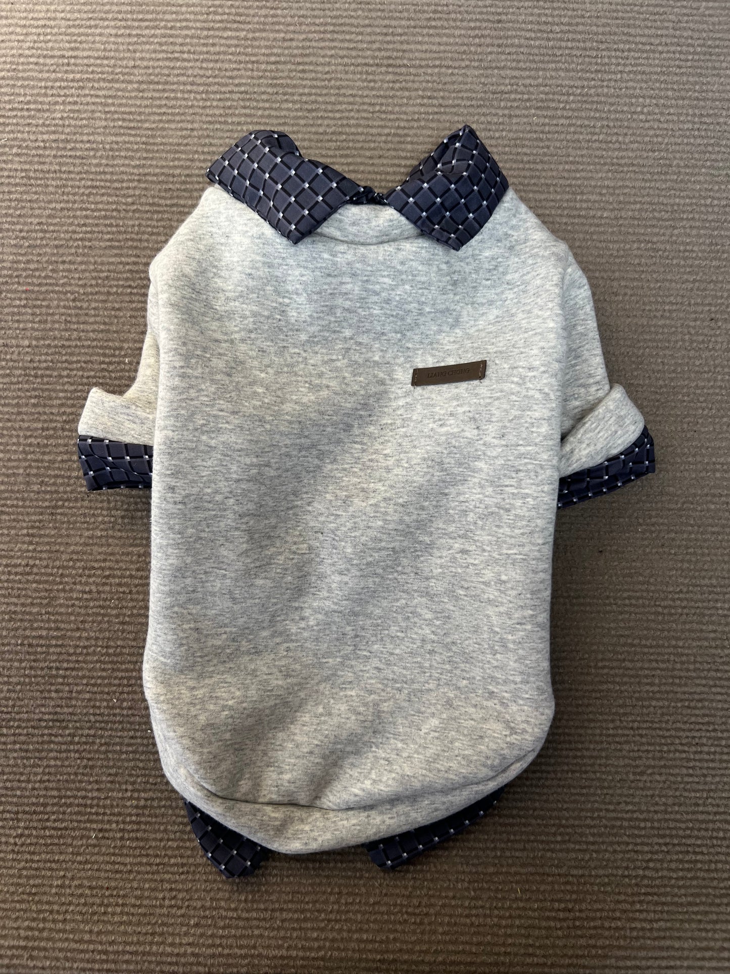 CAMISA GRIS Y CUELLO AZUL ELEGANTE