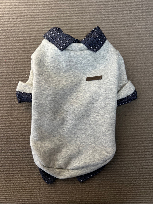 CAMISA GRIS Y CUELLO AZUL ELEGANTE