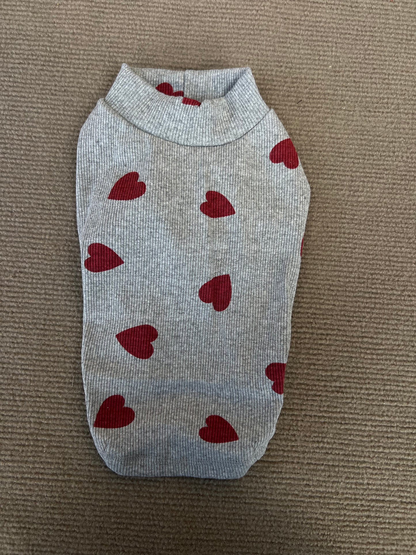 CAMISETA GRIS DE CORAZONES
