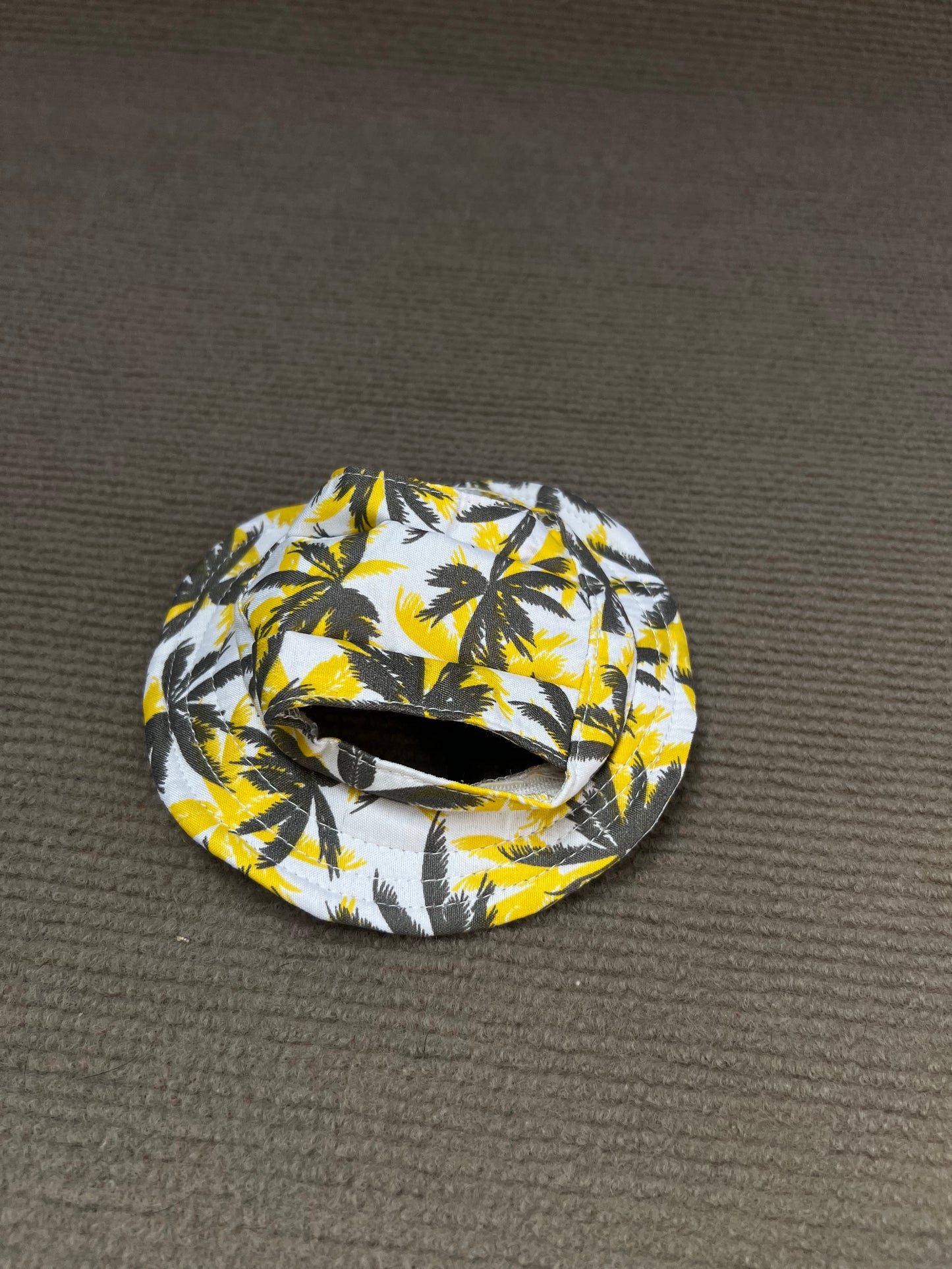 GORRO AMARILLO CON PALMERAS