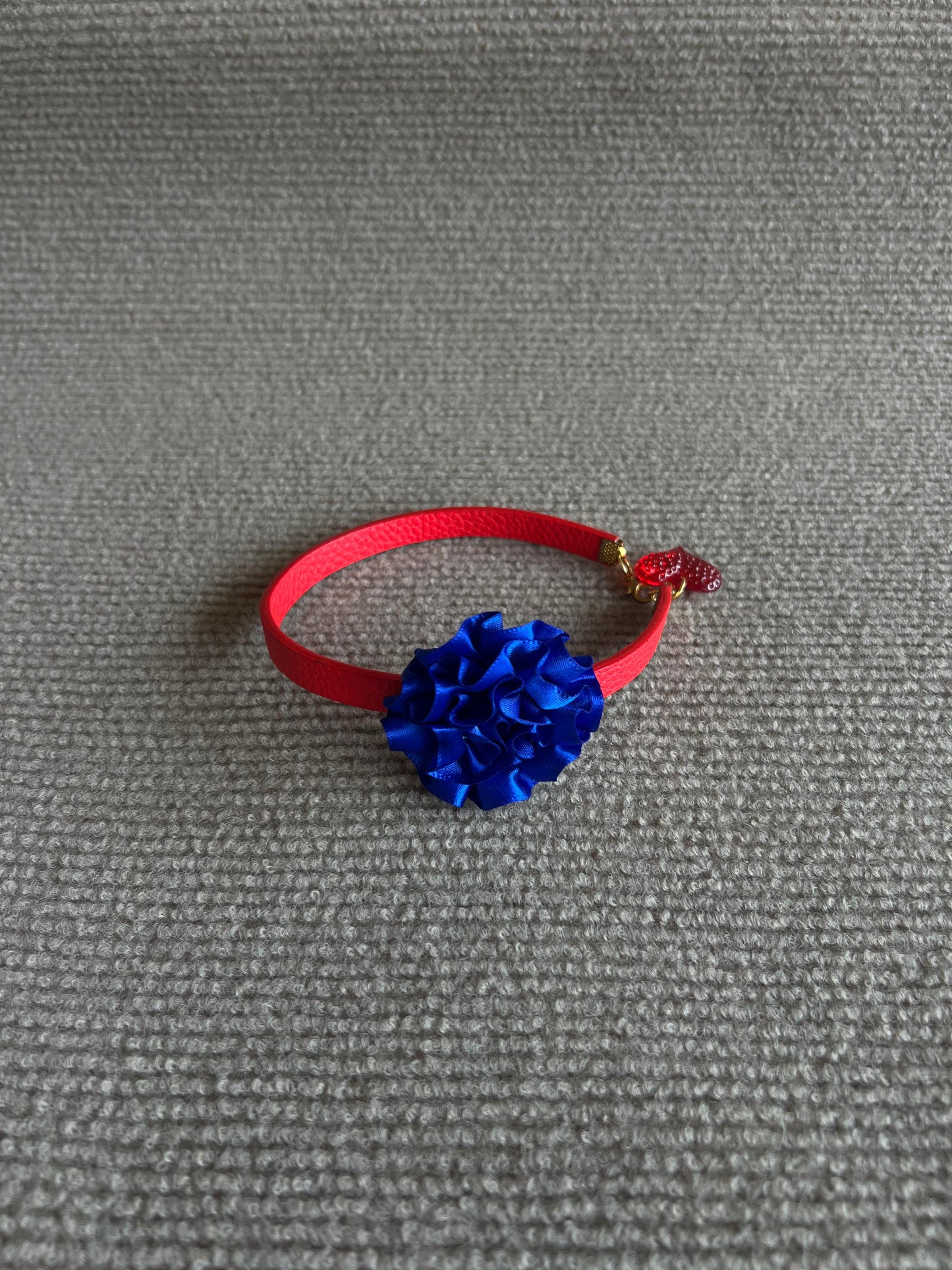 COLLAR ROJO Y FLOR AZUL