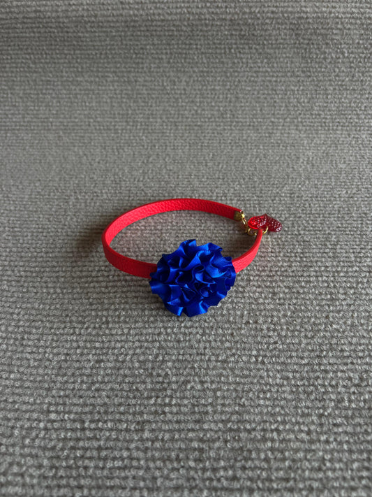 COLLAR ROJO Y FLOR AZUL