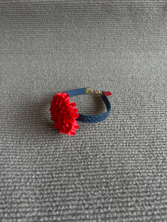 COLLAR GRIS Y FLOR ROJA
