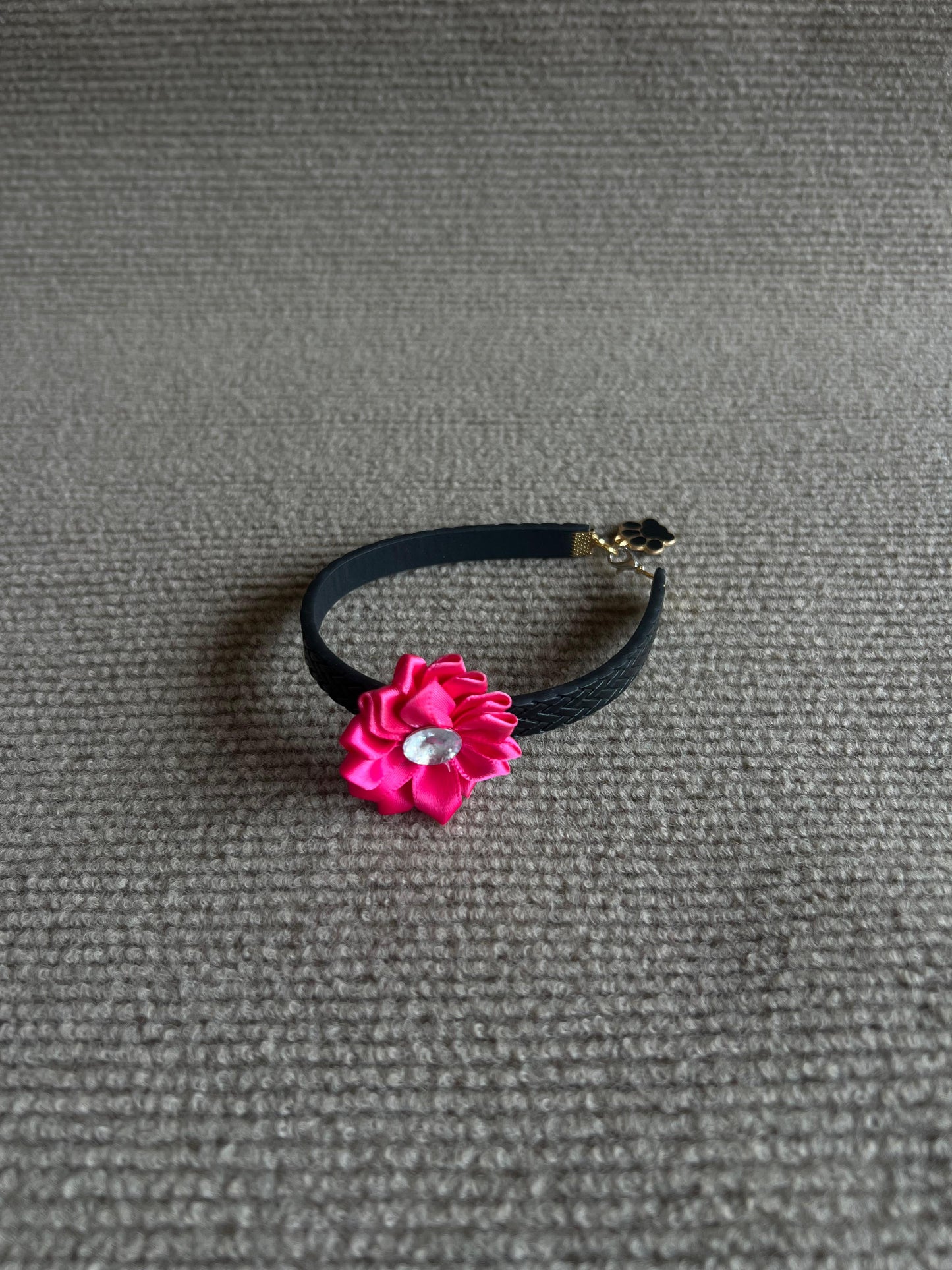COLLAR CAFE Y FLOR ROSA