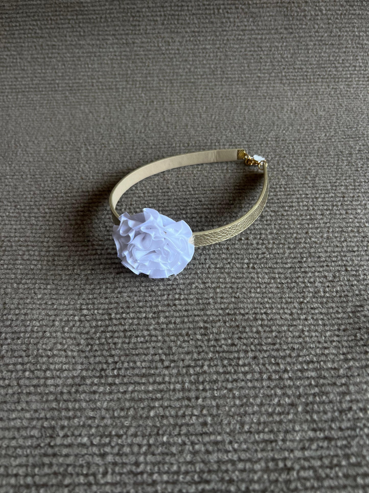 COLLAR DORADO Y FLOR BLANCA