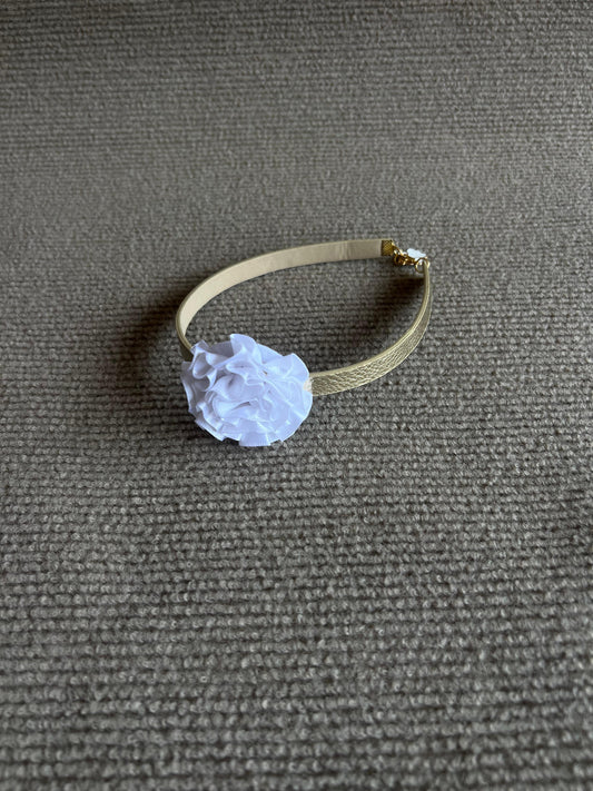 COLLAR DORADO Y FLOR BLANCA